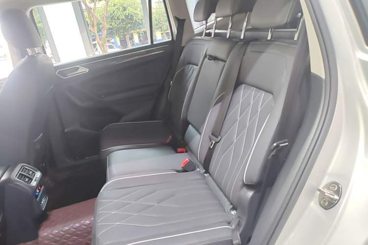 Used Volkswagen Tiguan L 2022 330TSI Automatic Two-Wheel Drive R-Line Enhanced Edition Left Rear Seat