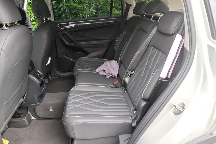 Used Volkswagen Tiguan L 2022 330TSI Automatic Two-Wheel Drive R-Line Enhanced Edition Left Rear Seat