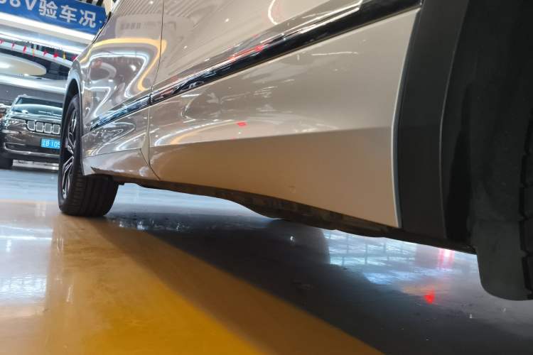 Used Volkswagen Tiguan L 2022 330TSI Automatic Two-Wheel Drive R-Line Flagship Edition Left Side Sill