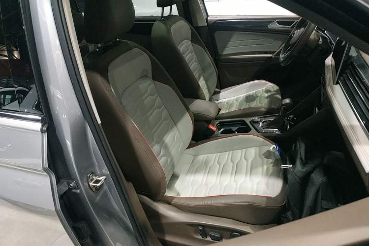 Used Volkswagen Tiguan L 2022 380TSI Automatic All-Wheel Drive R-Line Flagship 7-Seater Right Front Seat