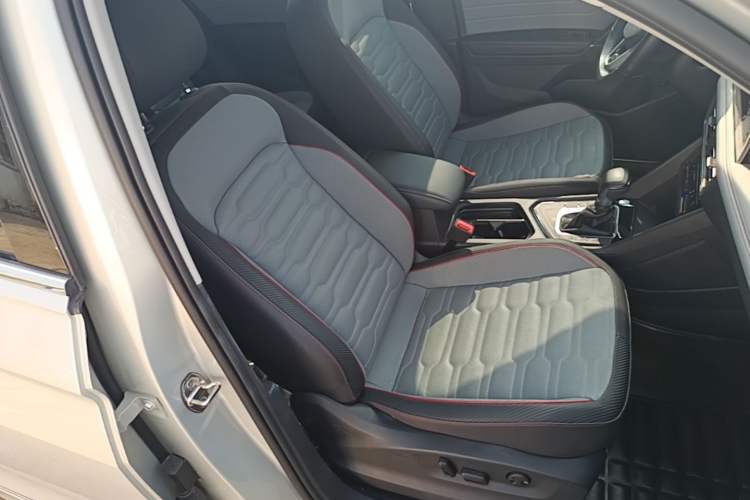 Used Volkswagen Tiguan L 2022 330TSI Automatic Two-Wheel Drive R-Line Flagship Edition Right Front Seat
