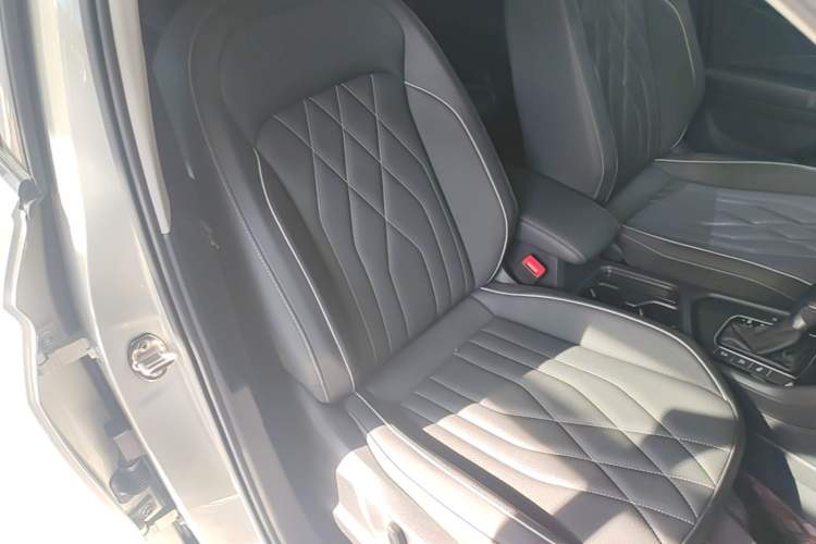 Used Volkswagen Tiguan L 2022 330TSI Automatic Two-Wheel Drive R-Line Enhanced Edition Right Front Seat