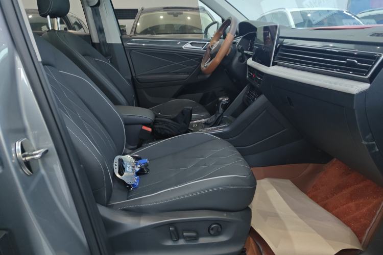 Used Volkswagen Tiguan L 2022 330TSI Automatic Two-Wheel Drive R-Line Enhanced Edition Right Front Seat