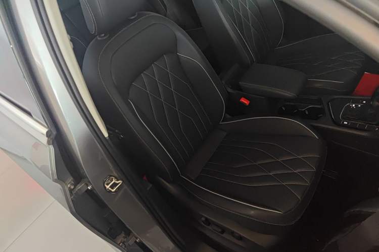 Used Volkswagen Tiguan L 2022 330TSI Automatic Two-Wheel Drive Smart Edition Right Front Seat