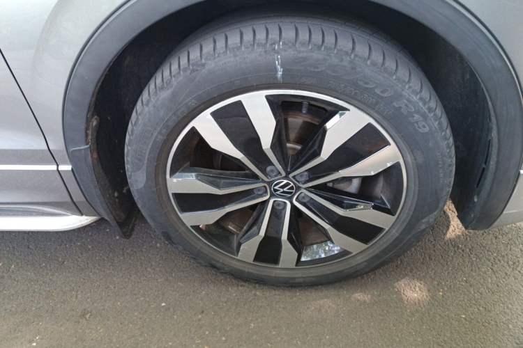 Used Volkswagen Tiguan L 2022 380TSI Automatic All-Wheel Drive R-Line Enhanced Comfort 7-Seater Right Front Wheel Hub