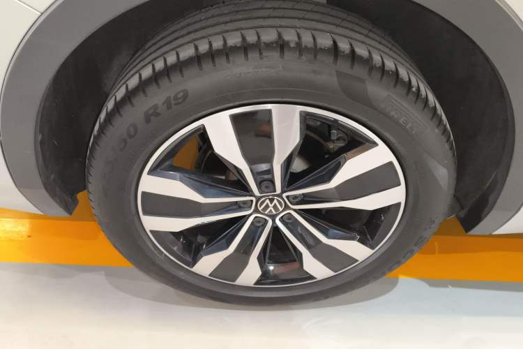 Used Volkswagen Tiguan L 2022 330TSI Automatic Two-Wheel Drive R-Line Flagship Edition Right Rear Wheel Hub