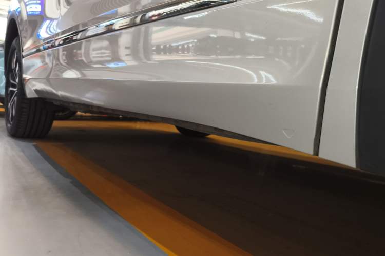 Used Volkswagen Tiguan L 2022 330TSI Automatic Two-Wheel Drive R-Line Flagship Edition Right Side Sill