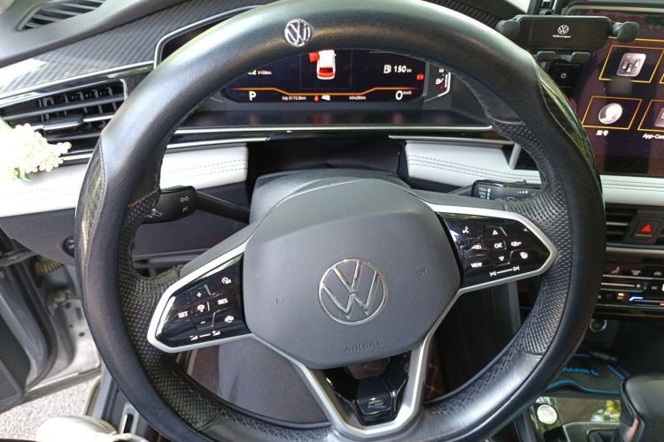 Used Volkswagen Tiguan L 2022 380TSI Automatic All-Wheel Drive R-Line Enhanced Comfort 7-Seater Steering Wheel