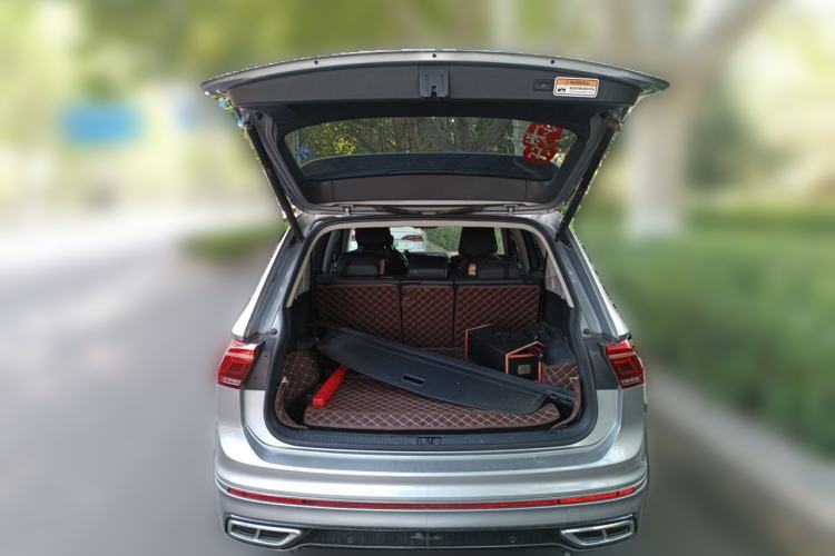 Used Volkswagen Tiguan L 2022 380TSI Automatic All-Wheel Drive R-Line Enhanced Comfort 7-Seater Trunk
