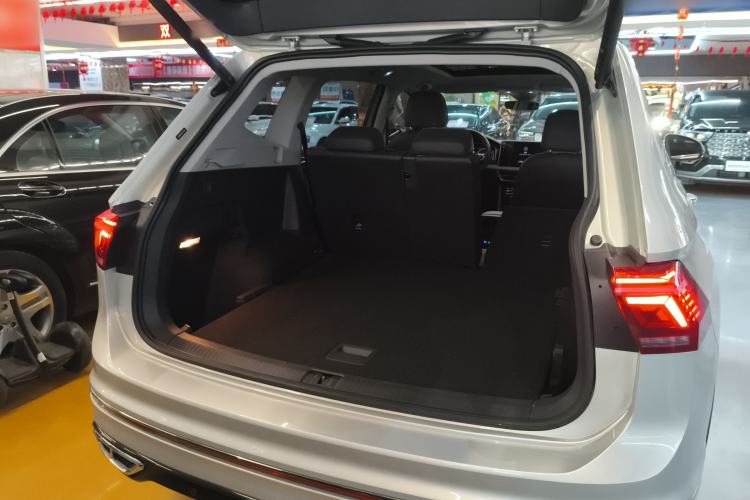 Used Volkswagen Tiguan L 2022 330TSI Automatic Two-Wheel Drive R-Line Flagship Edition Trunk