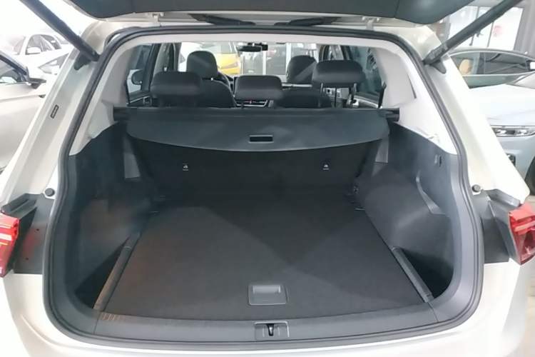 Used Volkswagen Tiguan L 2022 330TSI Automatic Two-Wheel Drive R-Line Enhanced Edition Trunk
