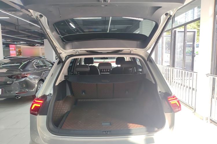 Used Volkswagen Tiguan L 2022 330TSI Automatic Two-Wheel Drive R-Line Enhanced Edition Trunk