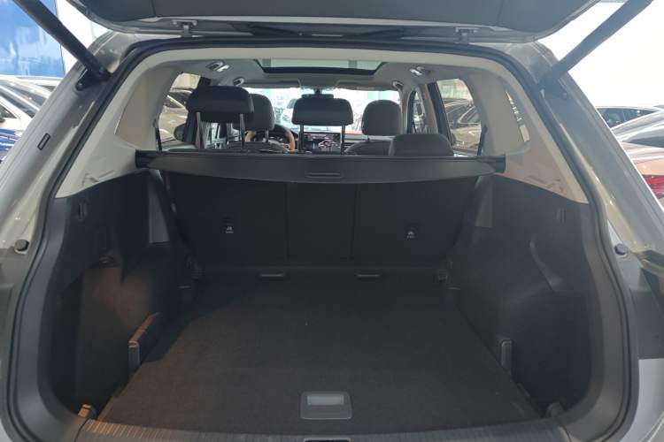 Used Volkswagen Tiguan L 2022 330TSI Automatic Two-Wheel Drive R-Line Enhanced Edition Trunk