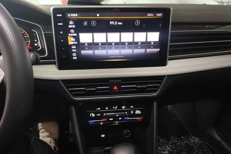 Used Volkswagen Tiguan L 2022 330TSI Automatic Two-Wheel Drive Smart Edition Audio And AC Panel