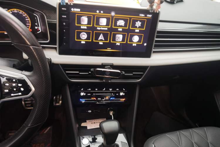 Used Volkswagen Tiguan L 2022 330TSI Automatic Two-Wheel Drive R-Line Enhanced Edition Audio And AC Panel
