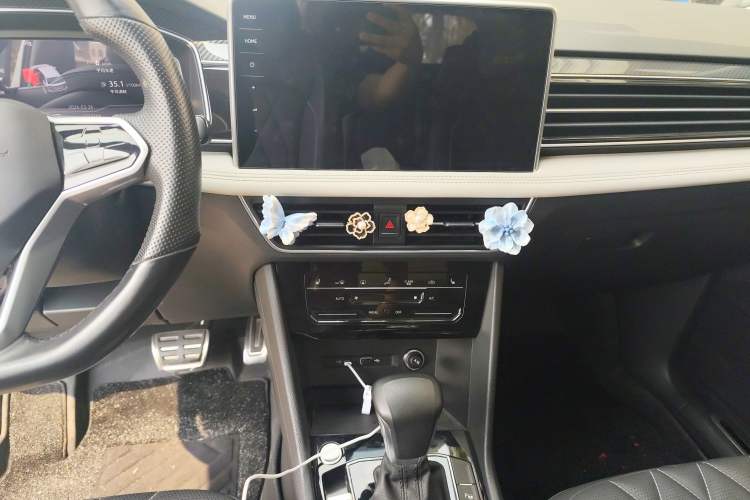 Used Volkswagen Tiguan L 2022 330TSI Automatic Two-Wheel Drive R-Line Enhanced Edition Audio And AC Panel