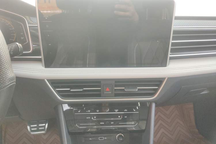 Used Volkswagen Tiguan L 2022 330TSI Automatic Two-Wheel Drive R-Line Enhanced Edition Audio And AC Panel