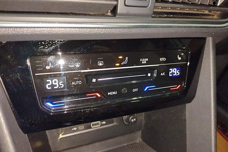Used Volkswagen Tiguan L 2022 330TSI Automatic Two-Wheel Drive R-Line Enhanced Edition Audio And AC Panel