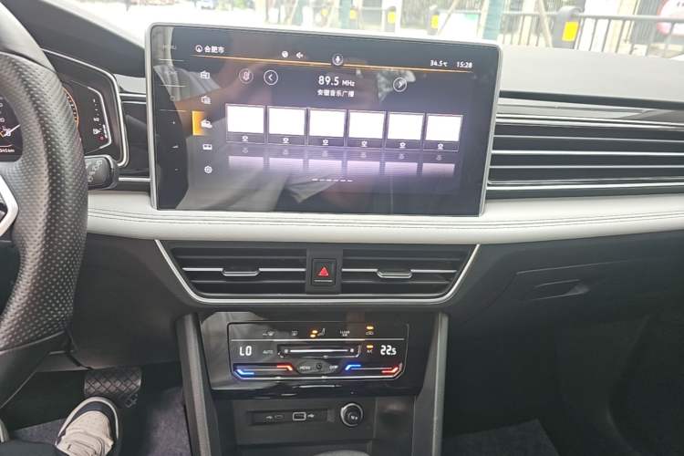 Used Volkswagen Tiguan L 2022 330TSI Automatic Two-Wheel Drive Smart Edition Audio And AC Panel