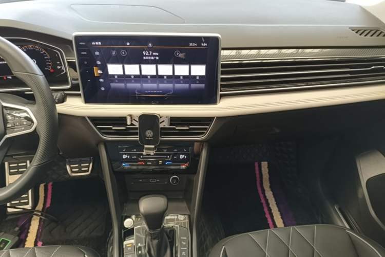 Used Volkswagen Tiguan L 2022 380TSI Automatic All-Wheel Drive R-Line Enhanced Comfort 7-Seater Audio And AC Panel