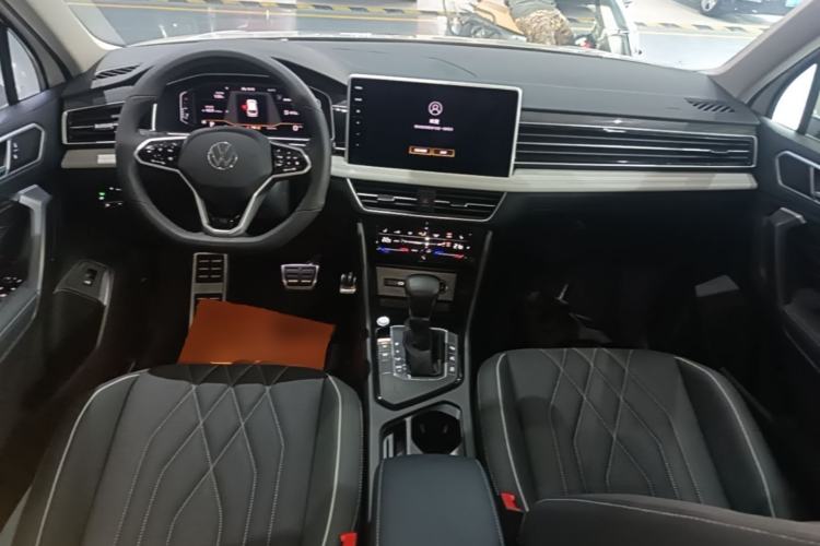 Used Volkswagen Tiguan L 2022 330TSI Automatic Two-Wheel Drive R-Line Enhanced Edition Center Console