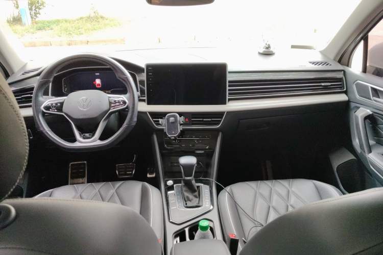 Used Volkswagen Tiguan L 2022 330TSI Automatic Two-Wheel Drive R-Line Enhanced Edition Center Console