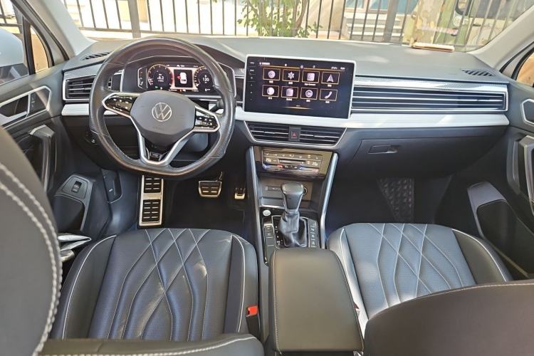 Used Volkswagen Tiguan L 2022 330TSI Automatic Two-Wheel Drive R-Line Enhanced Edition Center Console