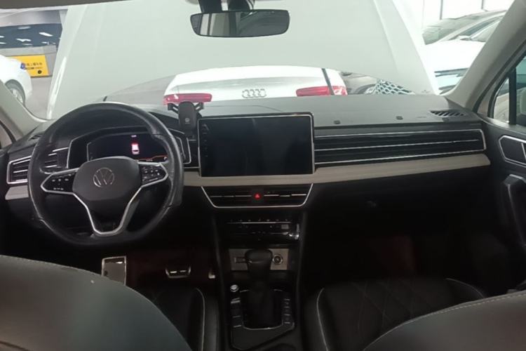 Used Volkswagen Tiguan L 2022 330TSI Automatic Two-Wheel Drive R-Line Enhanced Edition Center Console