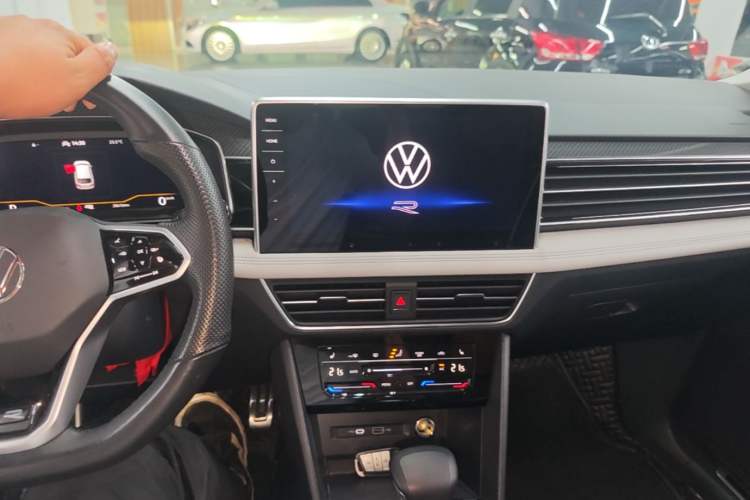 Used Volkswagen Tiguan L 2022 330TSI Automatic Two-Wheel Drive R-Line Enhanced Edition Center Console