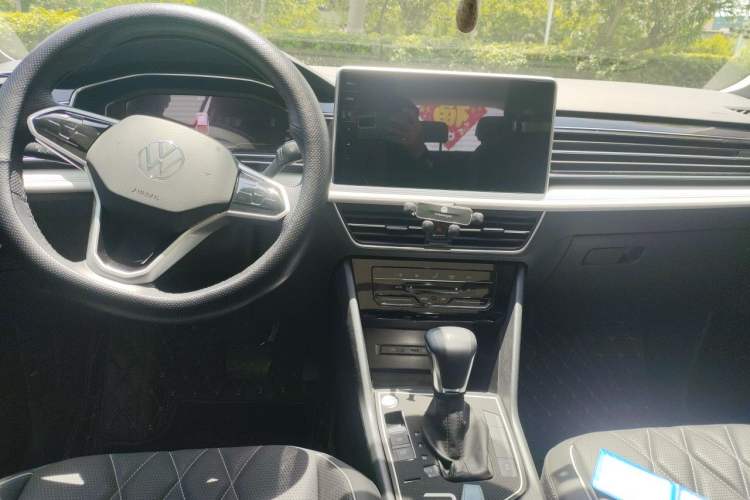 Used Volkswagen Tiguan L 2022 330TSI Automatic Two-Wheel Drive Smart Edition Center Console