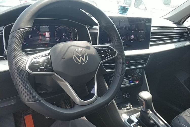Used Volkswagen Tiguan L 2022 330TSI Automatic Two-Wheel Drive Smart Edition Center Console