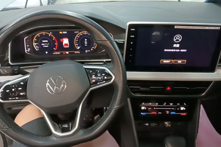 Used Volkswagen Tiguan L 2022 330TSI Automatic Two-Wheel Drive R-Line Enhanced Edition Center Console