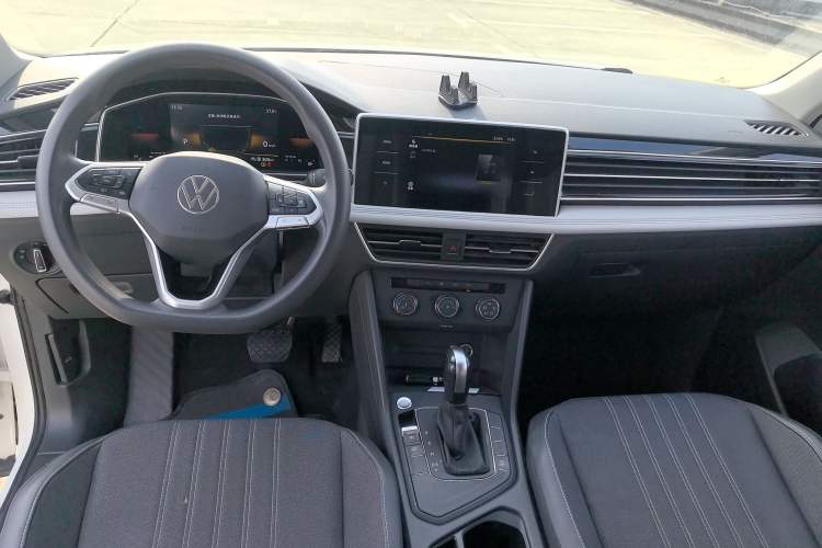 Used Volkswagen Tiguan L 2022 330TSI Automatic Two-Wheel Drive Comfort Edition Center Console