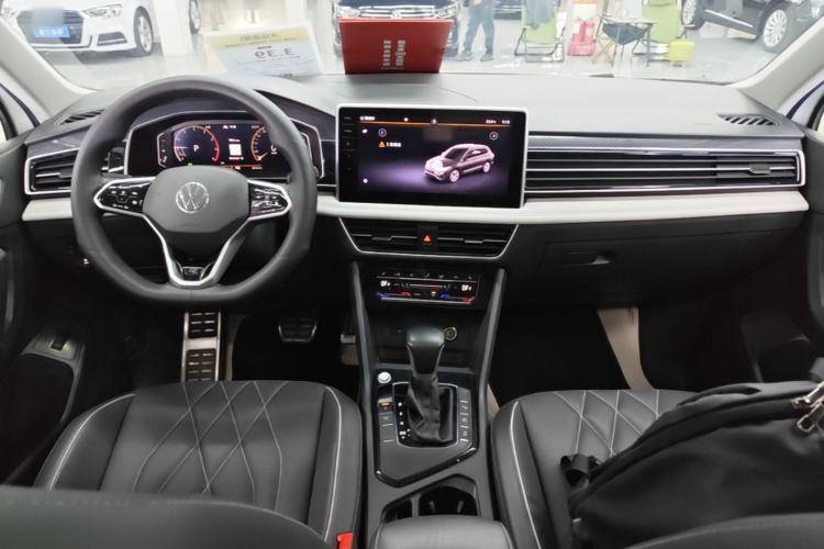 Used Volkswagen Tiguan L 2022 330TSI Automatic Two-Wheel Drive R-Line Enhanced Edition Center Console
