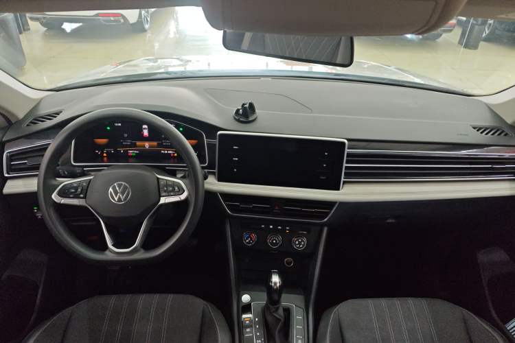 Used Volkswagen Tiguan L 2022 330TSI Automatic Two-Wheel Drive Comfort Edition Center Console