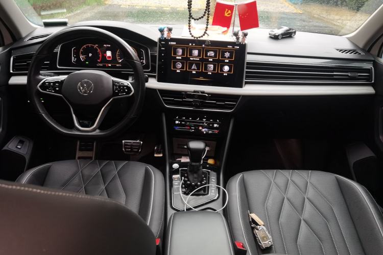 Used Volkswagen Tiguan L 2022 330TSI Automatic Two-Wheel Drive R-Line Enhanced Edition Center Console