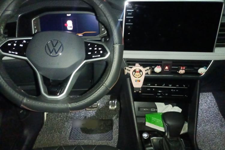 Used Volkswagen Tiguan L 2022 330TSI Automatic Two-Wheel Drive R-Line Flagship Edition Center Console