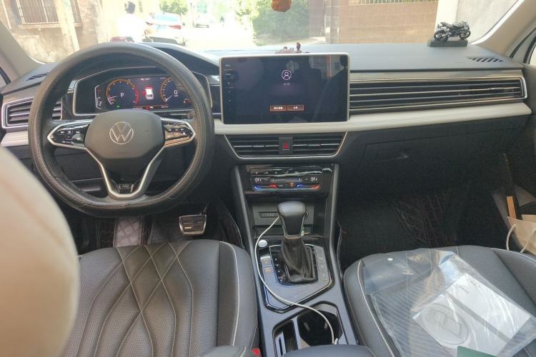 Used Volkswagen Tiguan L 2022 330TSI Automatic Two-Wheel Drive R-Line Enhanced Edition Center Console