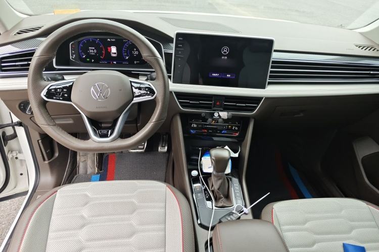 Used Volkswagen Tiguan L 2022 330TSI Automatic Two-Wheel Drive R-Line Flagship Edition Center Console