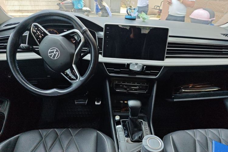 Used Volkswagen Tiguan L 2022 330TSI Automatic Two-Wheel Drive R-Line Enhanced Edition Center Console