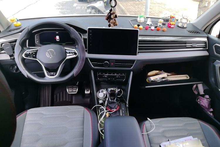 Used Volkswagen Tiguan L 2022 330TSI Automatic Two-Wheel Drive R-Line Flagship Edition Center Console