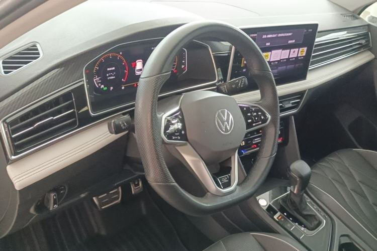 Used Volkswagen Tiguan L 2022 330TSI Automatic Two-Wheel Drive R-Line Enhanced Edition Center Console