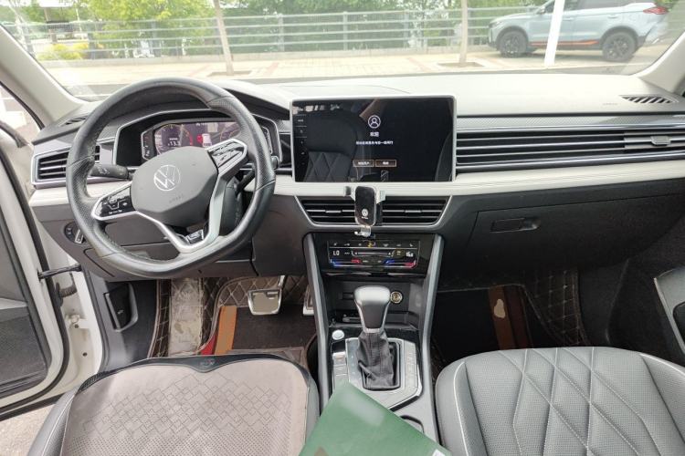 Used Volkswagen Tiguan L 2022 330TSI Automatic Two-Wheel Drive R-Line Enhanced Edition Center Console