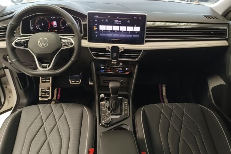 Used Volkswagen Tiguan L 2022 380TSI Automatic All-Wheel Drive R-Line Enhanced Comfort 7-Seater Center Console