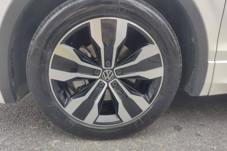 Used Volkswagen Tiguan L 2022 330TSI Automatic Two-Wheel Drive R-Line Enhanced Edition Exterior 3