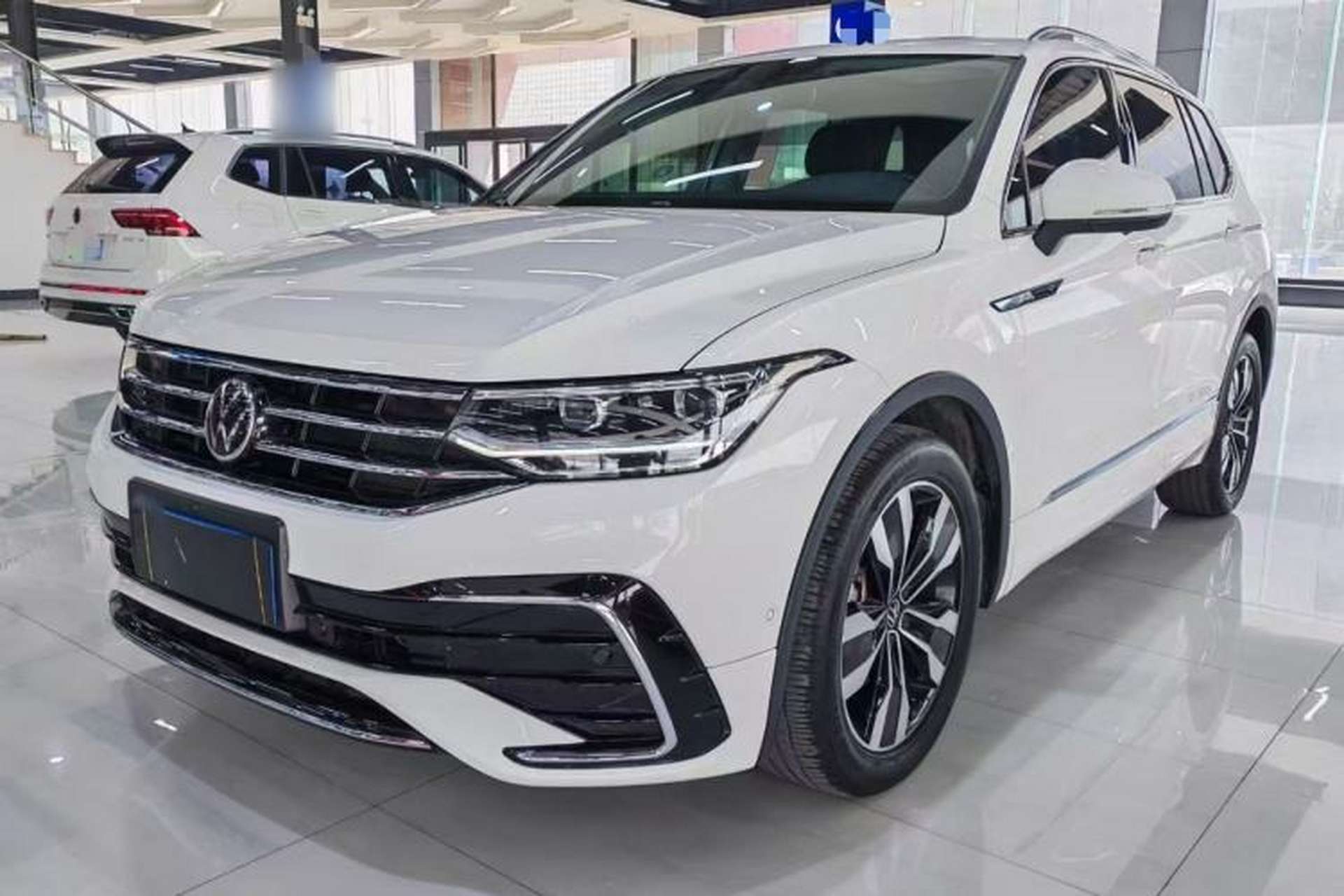 Used Volkswagen Tiguan L 2022 330TSI Automatic Two-Wheel Drive R-Line Enhanced Edition Front Left 45 Deg