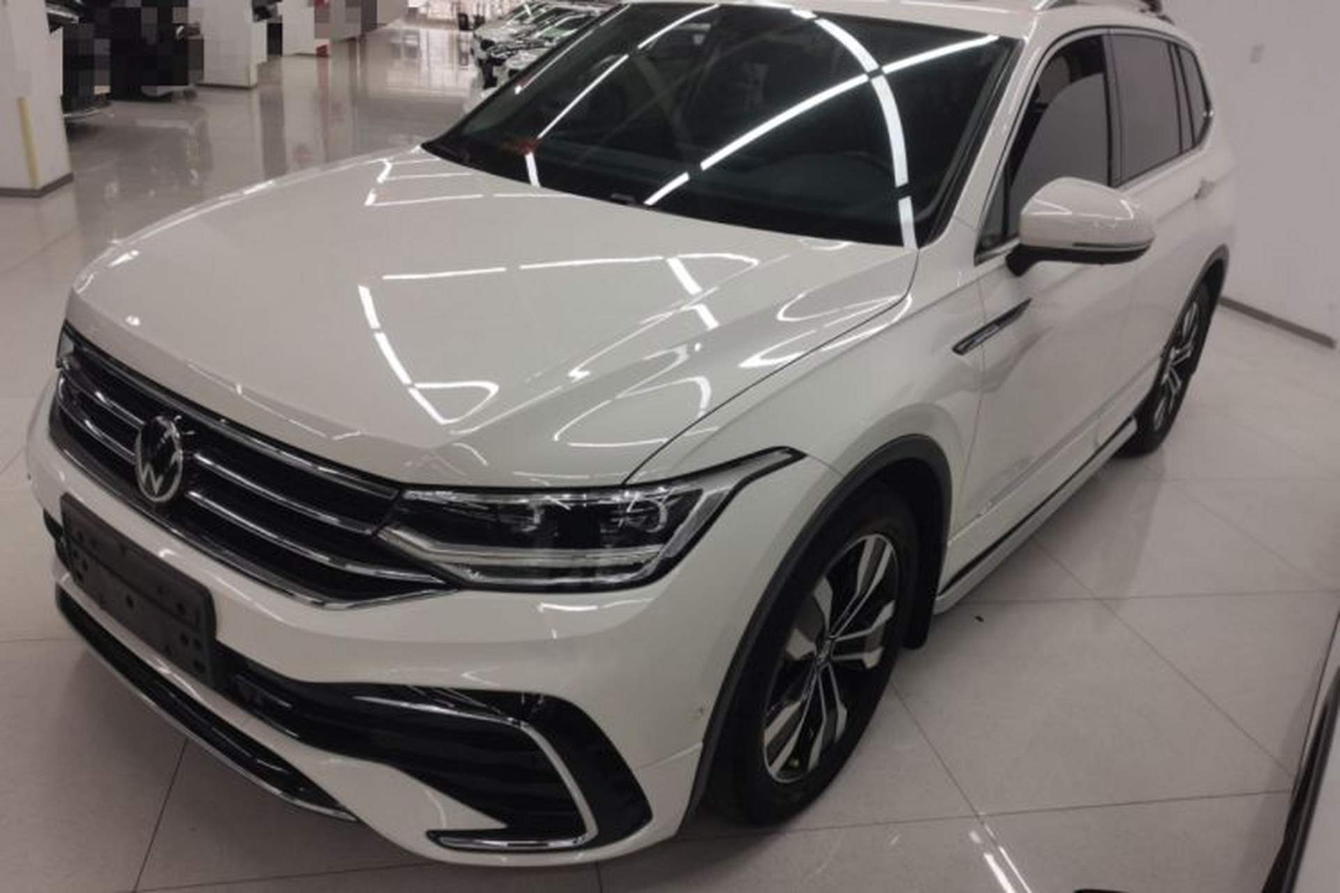 Used Volkswagen Tiguan L 2022 330TSI Automatic Two-Wheel Drive R-Line Enhanced Edition Front Left 45 Deg