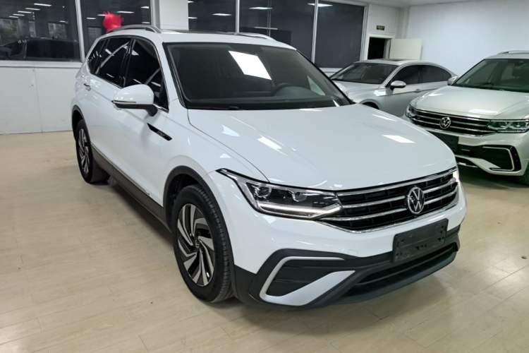Used Volkswagen Tiguan L 2022 330TSI Automatic Two-Wheel Drive Smart Edition Front Right 45 Deg