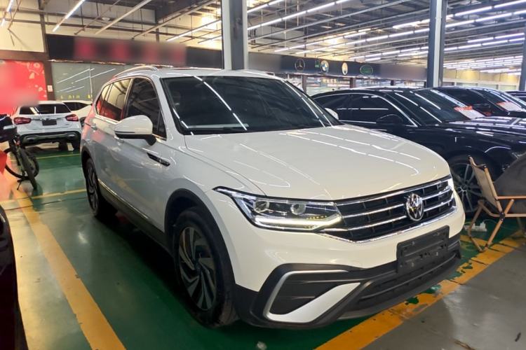 Used Volkswagen Tiguan L 2022 330TSI Automatic Two-Wheel Drive Smart Edition Front Right 45 Deg