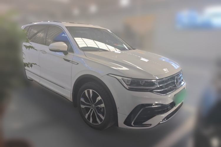 Used Volkswagen Tiguan L 2022 380TSI Automatic All-Wheel Drive R-Line Enhanced Comfort 7-Seater Front Right 45 Deg